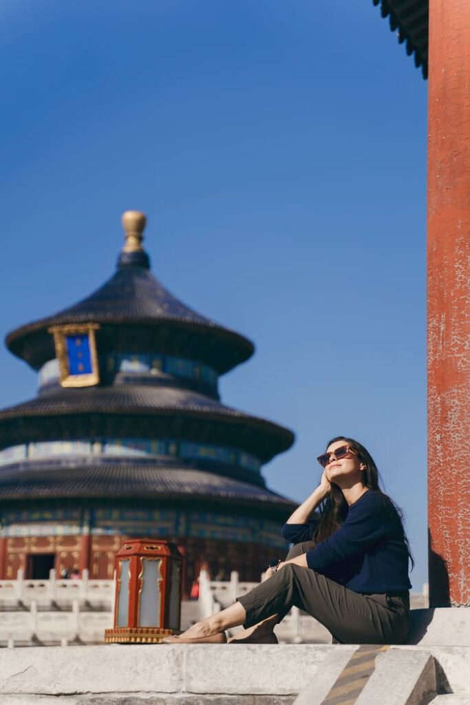 Mujer en templo de Beijing China